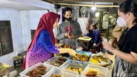 Mulai pukul 19.00, pengunjung dan pelanggan setia Warung Mbok Rip berdatangan. Mereka disuguhkan hamparan lauk pedas di sini.