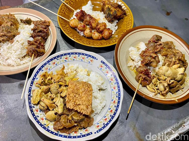 Pedasnya Nonjok! Ini Sego Kikil dan Uritan di Blitar Sejak 1993