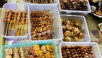 Puluhan lauk tersedia di Warung Mbok Rip. Aneka sate-satean khas angkringan bisa jadi pilihan.