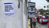 Poster dengan bermacam tulisan tersebut bertebaran di sejumlah titik di Jakarta.