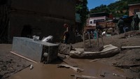 Banjir bandang juga membawa sejumlah material lumpur dan puing.