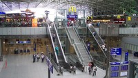 Nah, diposisi ke-2 Frankfurt Airport McDonald’s. McD ini mampu menampung sebanyak 650 tamu lho. Dok. wikimedia.org