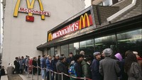 Ini dia diposisi pertama diduduki oleh Moscow McDonalds yang mampu menampung hingga 900 pengunjung. Meskipun kini McDonalds menutup restoran di Rusia pada Maret 2022 lalu dan mengatakan pada pertengahan Mei bahwa mereka telah memutuskan untuk meninggalkan negara itu karena invasi Rusia ke Ukraina. Alexis DUCLOS/Getty Images