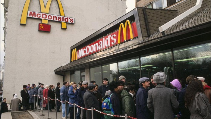 5 Restoran McD Terbesar yang Pernah Ada Restoran cepat saji biasanya menjadi pilihan pertama saat perut keroncongan. Ini dia deretan 5 restoran McD terbesar yang pernah ada dari jumlah kursi.