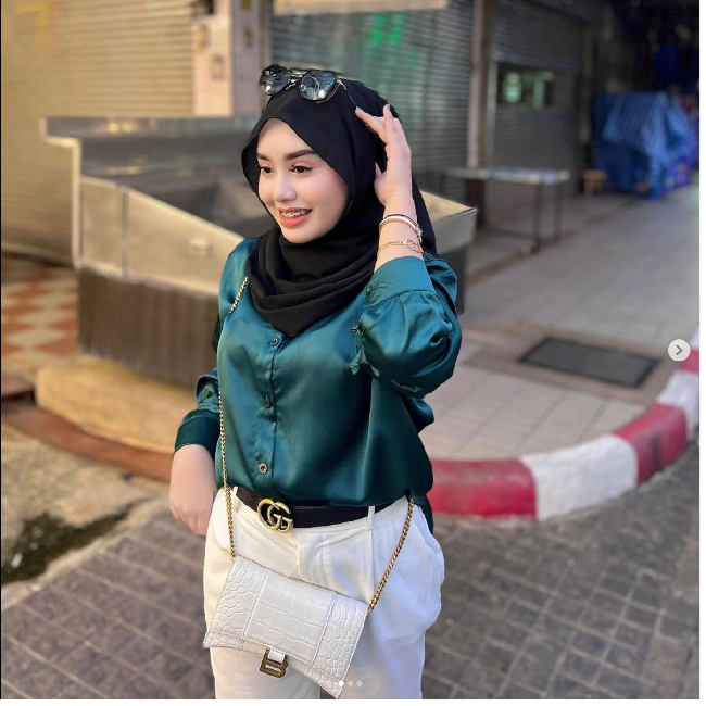 Dalam video unggahannya Anes memperlihatkan momen dirinya membuka bagasi sebuah truk. Di dalamnya ada tumpukan kardus bertuliskan nama perusahaannya Awanees. Melalui perusahaan tersebut, Anes menjual produk pemutih kulit, Vitamilk. Foto: Dok. Instagram ayunieso_