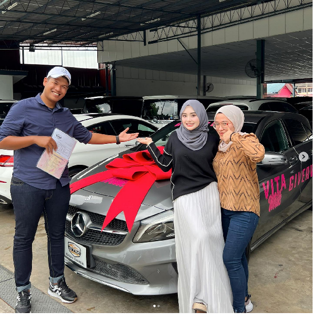 Anes Ayuni Osman mengaku bisa jadi remaja terkaya di Malaysia dengan berjualan Vitamilk yang merupakan lotion pemutih kulit. Dia mengklaim produknya merupakan susu kambing premium. Foto: Dok. Instagram ayunieso_