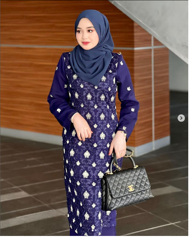 “19-year-old and still (studying) at collage , Becoming the wealthiest teenager in Malaysia at the age of 19 ,” tulisnya pada keterangan video. Anes menuliskan sementara remaja 19 tahun lainnya masih menutut ilmu di universitas, dia sudah menjadi remaja terkaya. Foto: Dok. Instagram ayunieso_