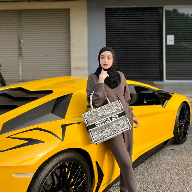 Anes Ayuni Osman itulah nama TikTokers yang viral di Malaysia karena unggahannya baru-baru ini. Dia mengunggah video dengan caption yang menyebutkan dirinya adalah remaja terkaya di Malaysia. Foto: Dok. Instagram ayunieso_