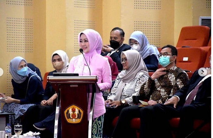 Atalia 'Bu Cinta' Lulus Sidang Doktor