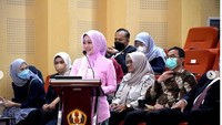 Momen saat sidang dan dinyatakan lulus pun diunggah melalui akun instagramnya @ataliapr. Berkebaya merah muda, Bu Cinta menjalani sidang promosi doktor yang dipimpin Rektor Unpad Prof. Rina Indiastuti pada Senin (10/10/2022). Foto: instagram @ataliapr