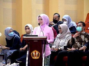 Momen Atalia Bu Cinta Lulus Sidang Doktor dengan Predikat Cumlaude