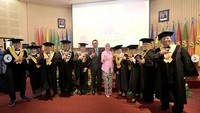 Dalam kesempatan ini, Bu Cinta juga berpose dengan Rektor Unpad, tim promotor dan tim oponen ahli di dalam ruang sidang. Tentu sambil didampingi suami tercinta, Ridwan Kamil. Foto: instagram @ataliapr