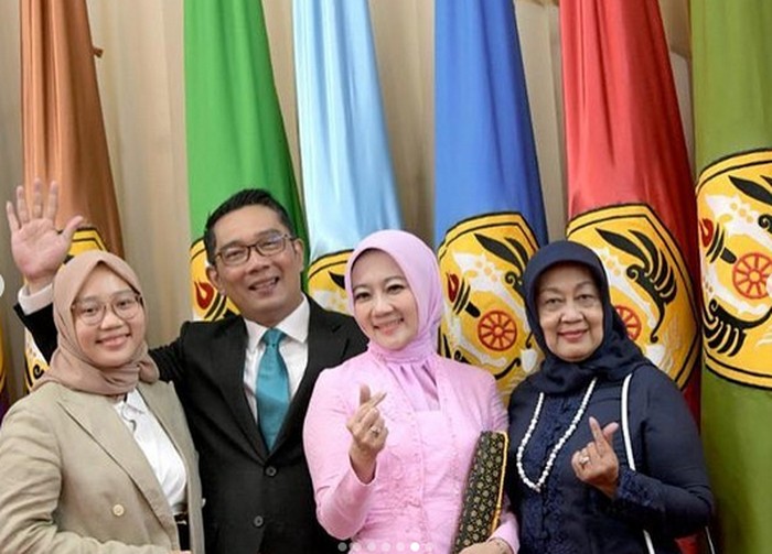 Atalia 'Bu Cinta' Lulus Sidang Doktor