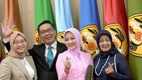 Momen foto bersama pun dilakukan dengan keluarga tercinta. Sidang Doktor Atalia juga dihadiri Menteri Pemberdayaan Perempuan dan Perlindungan Anak Bintang Puspayoga. Foto: instagram @ataliapr