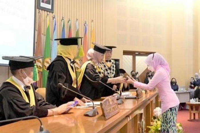 Atalia 'Bu Cinta' Lulus Sidang Doktor Atalia 'Bu Cinta' Lulus Sidang Doktor