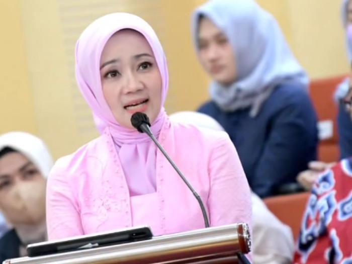 Atalia Praratya Raih Gelar Doktor