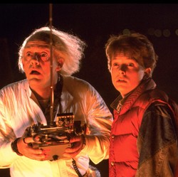 7 Ramalan Masa Depan di Film yang Ternyata Zonk Banget!