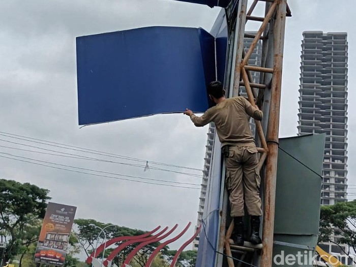 Bangunan reklame yang fasadnya nyaris lepas membahayakan pengendara