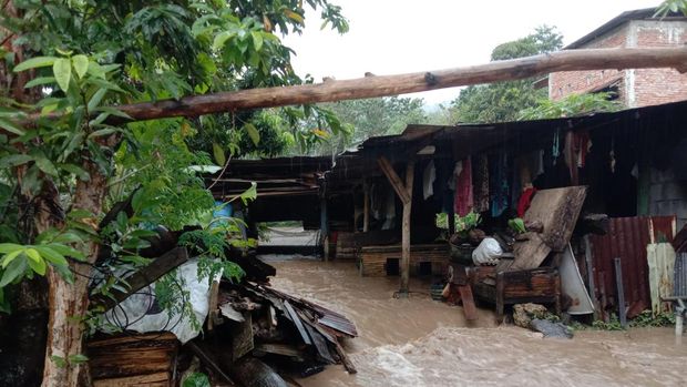 Banjir bandang terjang tiga kecamatan di Enrekang, Sulawesi Selatan.