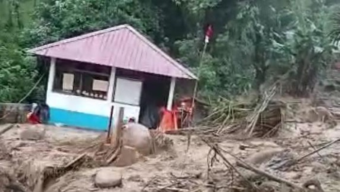 Banjir bandang terjang tiga kecamatan di Enrekang, Sulawesi Selatan.