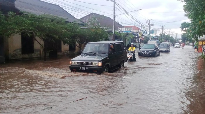 Banjir di Jalan Raya Singaraja-Seririt, Desa Tangguwisia, Kecamatan Seririt, Kabupaten Buleleng, Bali, Selasa (11/10/2022).