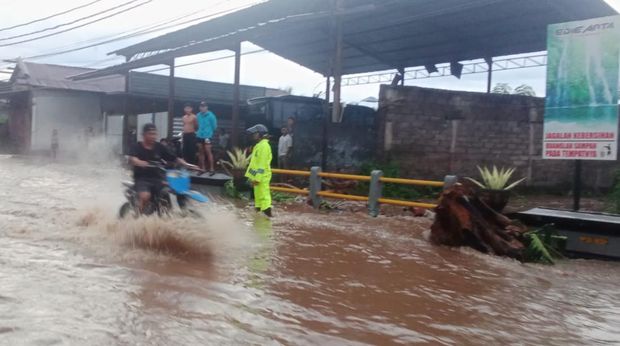 Banjir di Jalan Raya Singaraja-Seririt, Desa Tangguwisia, Kecamatan Seririt, Kabupaten Buleleng, Bali, Selasa (11/10/2022).
