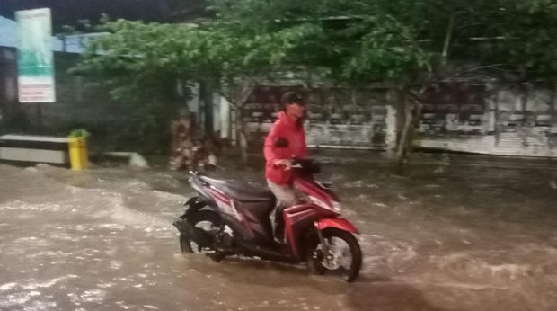 Banjir di Jalan Raya Singaraja-Seririt, Desa Tangguwisia, Kecamatan Seririt, Kabupaten Buleleng, Bali, Selasa (11/10/2022).