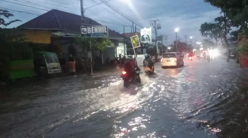 Banjir di Jalan Raya Singaraja-Seririt, Desa Tangguwisia, Kecamatan Seririt, Kabupaten Buleleng, Bali, Selasa (11/10/2022).