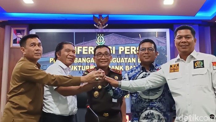 Dirut Bank Banten Agus Syabarrudin (paling kiri) bersama Kajati Banten Leonard Eben dan Pj Gubernur Al Muktabar dan Ketua DPRD Banten