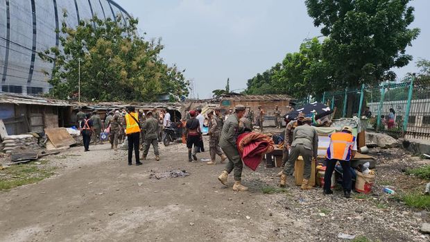 Bedeng di rel dekat Jakarta International Stadium (JIS) dibersihkan.