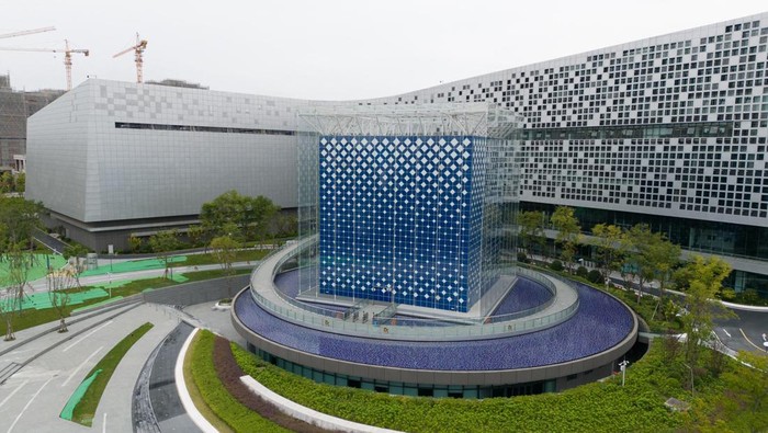 Canggih! Ada 'Komputer Raksasa' di China, Penampilannya Bikin Melongo CHENGDU, CHINA - OCTOBER 09: Aerial view of National Supercomputing Center on October 9, 2022 in Chengdu, Sichuan Province of China. (Photo by Zhang Lang/China News Service via Getty Images)