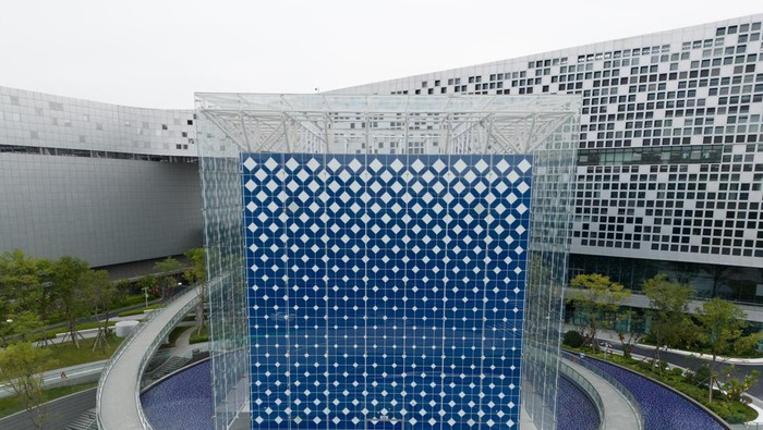 Canggih! Ada 'Komputer Raksasa' di China, Penampilannya Bikin Melongo CHENGDU, CHINA - OCTOBER 09: Aerial view of National Supercomputing Center on October 9, 2022 in Chengdu, Sichuan Province of China. (Photo by Zhang Lang/China News Service via Getty Images)