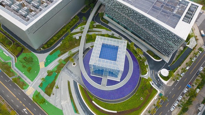 Canggih! Ada 'Komputer Raksasa' di China, Penampilannya Bikin Melongo CHENGDU, CHINA - OCTOBER 09: Aerial view of National Supercomputing Center on October 9, 2022 in Chengdu, Sichuan Province of China. (Photo by Zhang Lang/China News Service via Getty Images)
