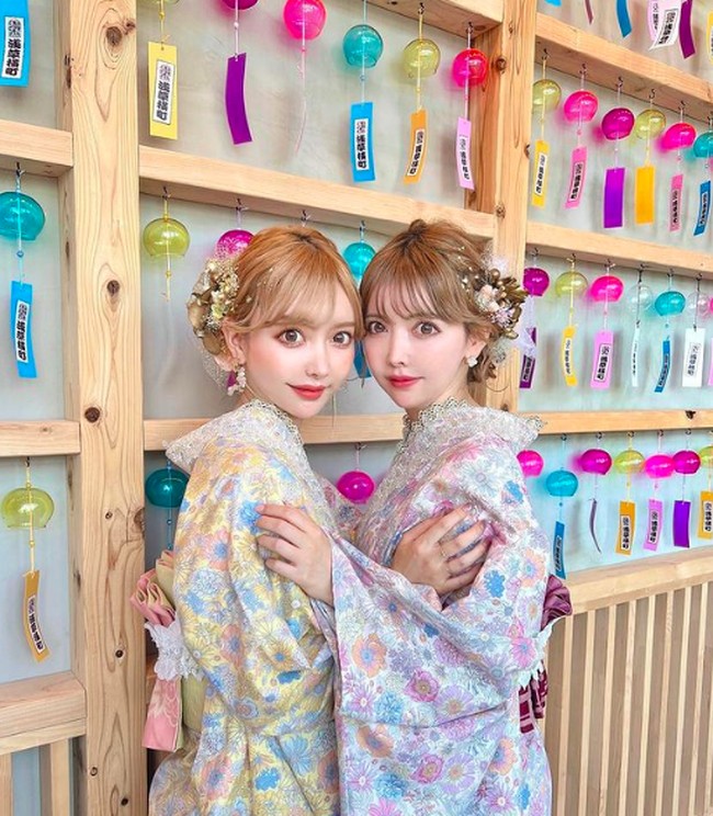 Saudari kembar viral Chie dan Chika Yoshikawa jadi sensasi karena mereka membuat wajah mereka identik lewat bantuan operasi plastik. Keduanya menunjukkan foto sebelum melakukan operasi plastik yang penampilannya beda total.Foto: dok. Instagram/@yoshikawachie_16