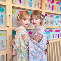 Saudari kembar viral Chie dan Chika Yoshikawa jadi sensasi karena mereka membuat wajah mereka identik lewat bantuan operasi plastik. Keduanya menunjukkan foto sebelum melakukan operasi plastik yang penampilannya beda total.Foto: dok. Instagram/@yoshikawachie_16