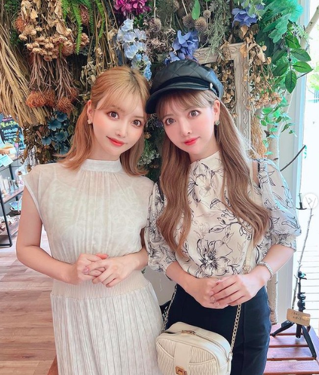 Inilah penampilan rupawan si kembar yang selalu kompak.  Namun sangat berbeda penampilannya beberapa tahun silam sebelum operasi plastik. Foto: dok. Instagram/@yoshikawachie_16