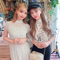 Inilah penampilan rupawan si kembar yang selalu kompak.  Namun sangat berbeda penampilannya beberapa tahun silam sebelum operasi plastik. Foto: dok. Instagram/@yoshikawachie_16