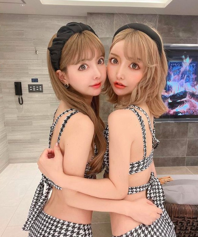 Lewat akunnya @yoshikawachie_16, si kembar menunjukkan fitur terbaik dari wajah dan tubuh mereka. Pose imut hingga seksi dilakoni oleh Chie dan Chika. Foto: dok. Instagram/@yoshikawachie_16