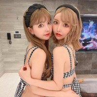 Lewat akunnya @yoshikawachie_16, si kembar menunjukkan fitur terbaik dari wajah dan tubuh mereka. Pose imut hingga seksi dilakoni oleh Chie dan Chika. Foto: dok. Instagram/@yoshikawachie_16