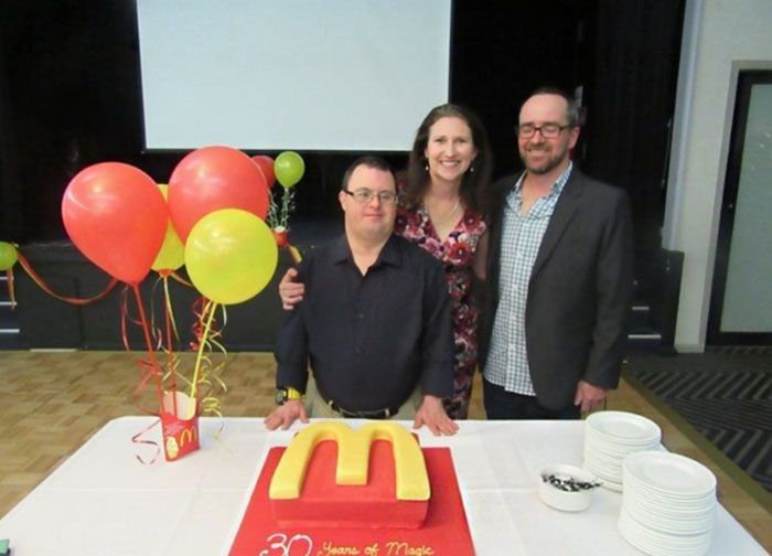 Chris Campbell, penyandang down syndrome yang bekerja di McDonald's, Atlanta, Amerika Serikat.