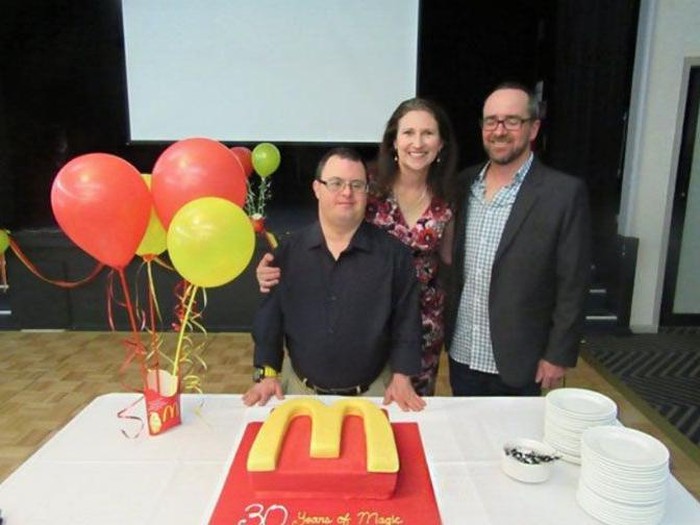 Chris Campbell, penyandang down syndrome yang bekerja di McDonalds, Atlanta, Amerika Serikat.