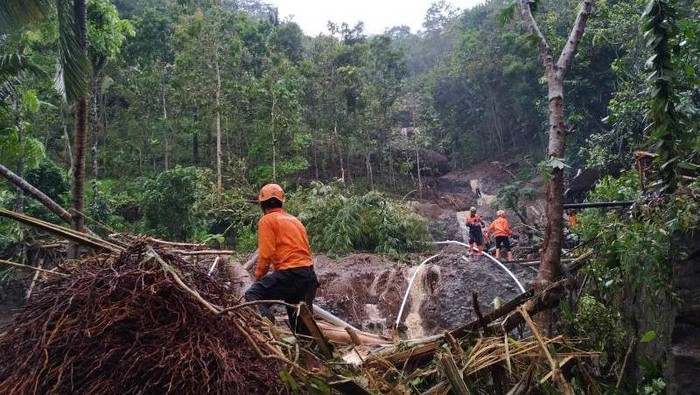 Dampak banjir bandang yang menerjang Dusun Kenalan III, Desa Kenalan, Borobudur, Kabupaten Magelang, Selasa (11/10/2022).