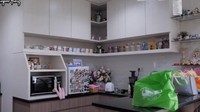 Nah, penampakan dapur Natasha Wilona. Semua bahan-bahan masakan tertata rapi pada rak berwarna putih. Foto: YouTube