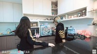 Tak hanya Siti Badriah dan suami saja yang pernah main ke dapur Natasha Wilona, YouTuber Atta Halilintar pun pernah diajak main ke sana. Foto: YouTube