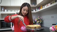Selain brownies, Natasha Wilona juga sering membuat marmer cake. Begini gayanya saat memotong kue buatannya sendiri. Foto: YouTube