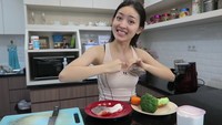 Ini adalah momen Natasha Wilona saat memasak. Kali ini ia membuat olahan ikan salmon dan aneka sayuran seperti brokoli dan wortel. Foto: YouTube