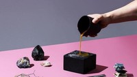 Walaupun berwarna hitam pekat tetapi komponen dari kue yang satu ini begitu kompleks. Ada yuzu caramel, hazelnut dan berbagai komponen yang istimewa di dalamnya. Foto: Instagram/reynoldpoer