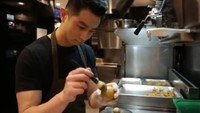 Setiap hidangan dessert buatannya selalu dilakukan secara detail. Saat memberi pewarnaan pada kuenya, chef Reynold akan terlihat seperti sedang melukis. Foto: Instagram/reynoldpoer