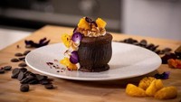 Menggabungkan lava cake dan baked alaska, ada hidangan ajaib buatan chef Reynold yang penampilannya sangat cantik. Lava cakenya dibentuk seperti batang pohon yang besar dan kokoh dengan bunga-bunga cantik di sisinya. Foto: Instagram/reynoldpoer