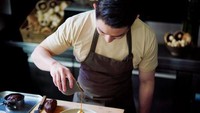 Chef Reynold Poernomo senang bereksperimen dengan berbagai bahan kue di dapurnya. Hidangannya juga identik dengan cairan seperti saus cokelat atau caramel panas yang nantinya dapat melelehkan kue utamanya. Foto: Instagram/reynoldpoer
